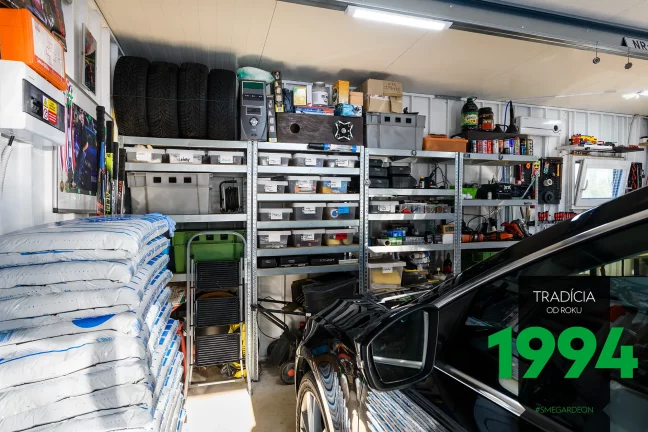 Auto zaparkované pri regáloch