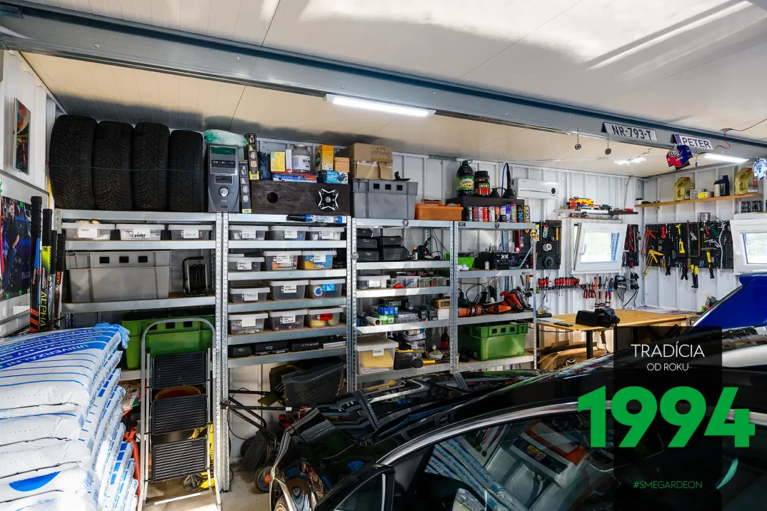 Auto pri regáloch v garáži