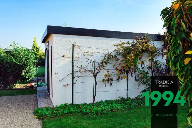 Záhradný domček v bielej omietke