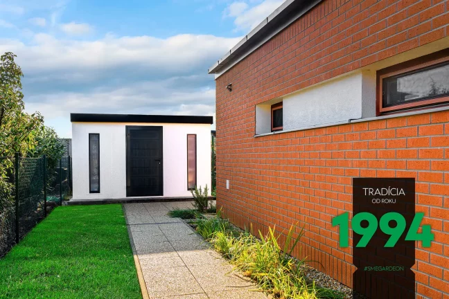 Záhradný domček s tmavou atikou