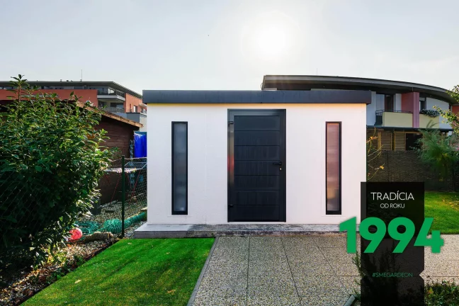 Záhradný domček s bielou omietkou na záhrade