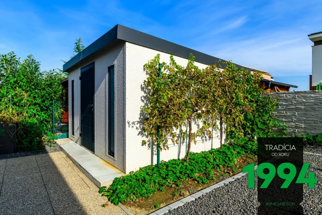 Záhradný domček v bielej omietke