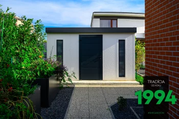 Záhradný domček s antracitovými dverami