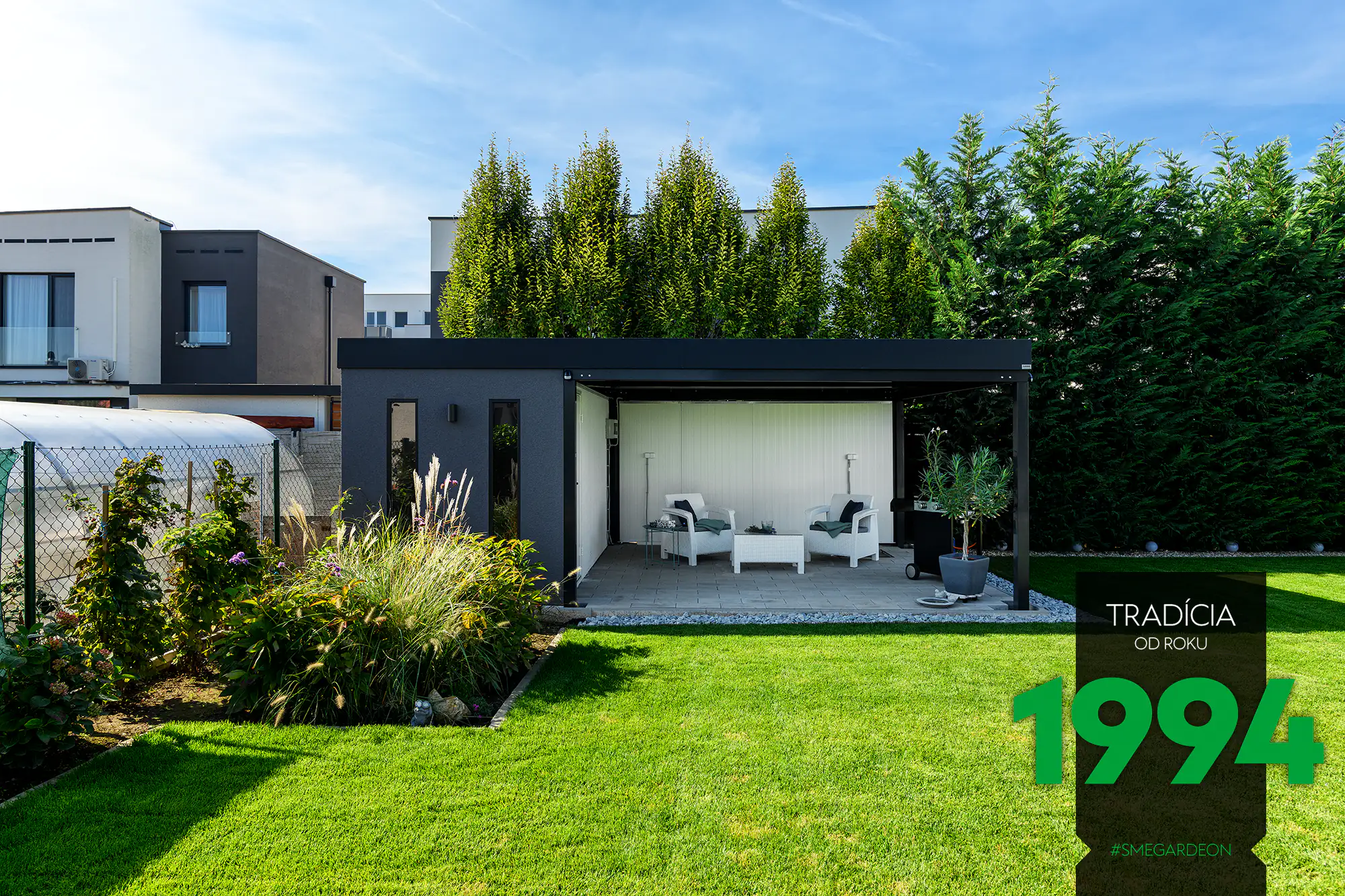 Záhradný domček s prístreškom a ratanový nábytok