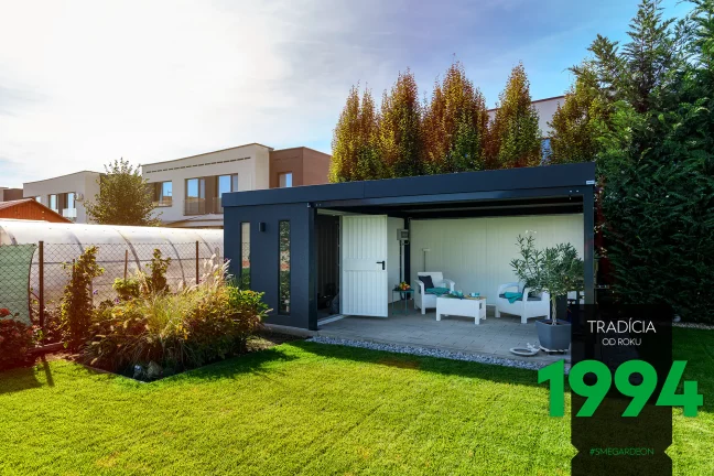 Otvorené dvere na záhradnom domčeku