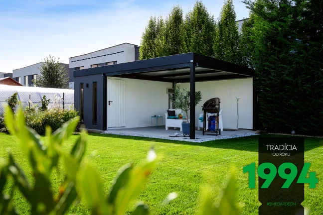 Záhradný domček s prístreškom zdiaľky