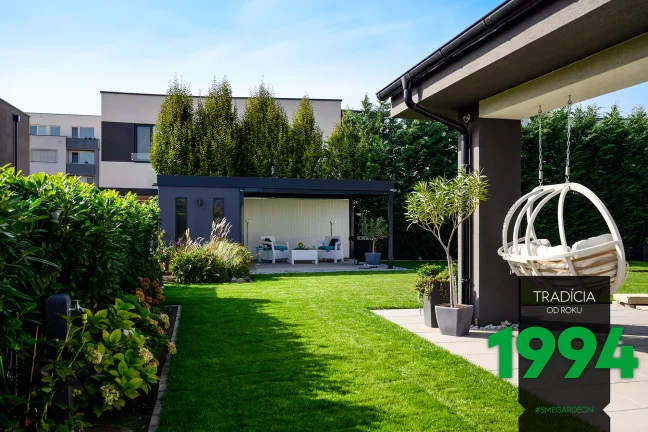 Pohľad na záhradný domček s prístreškom