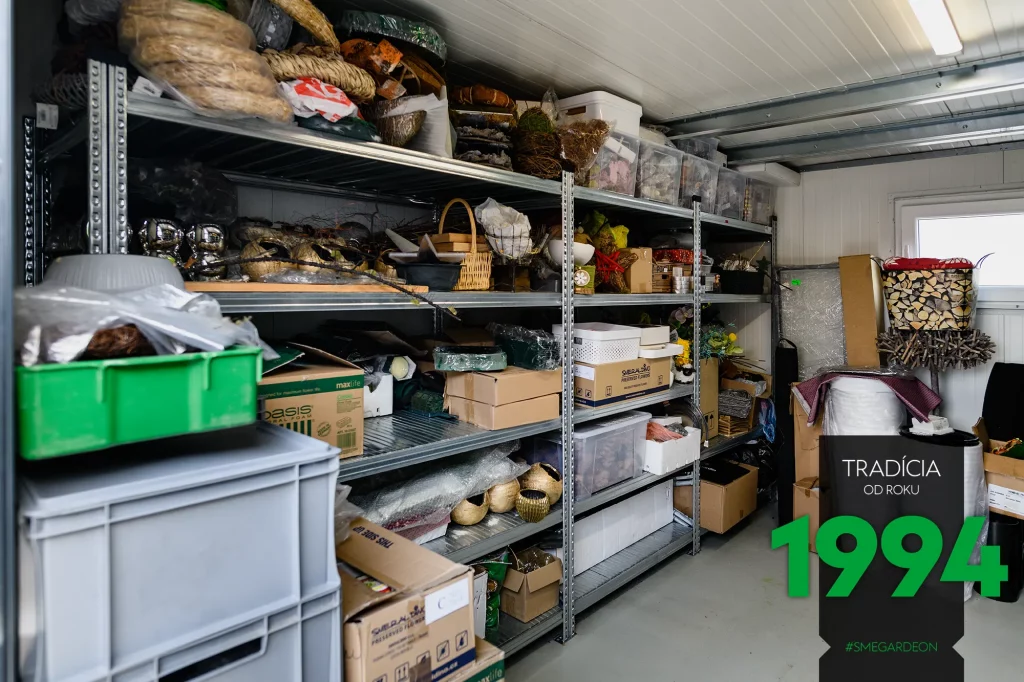 Krabice uložené v regáloch