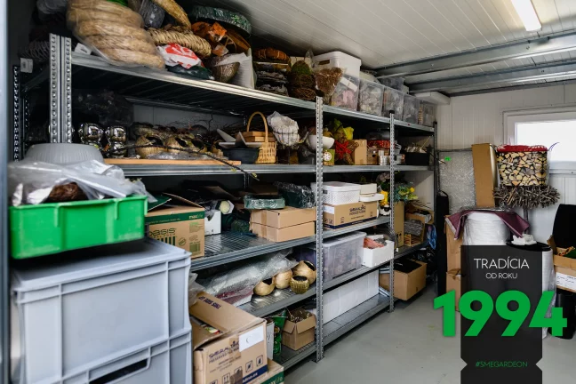 Krabice uložené v regáloch