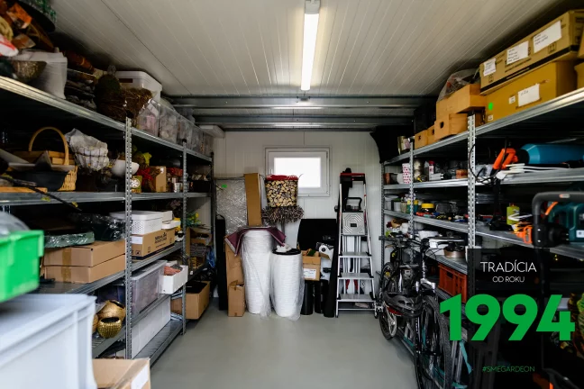 Uložené krabice v domčeku