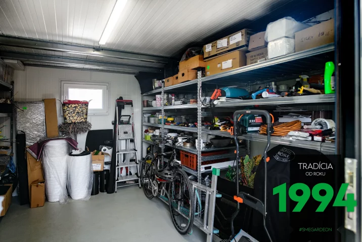 Vnútro záhradného domčeka s náradím