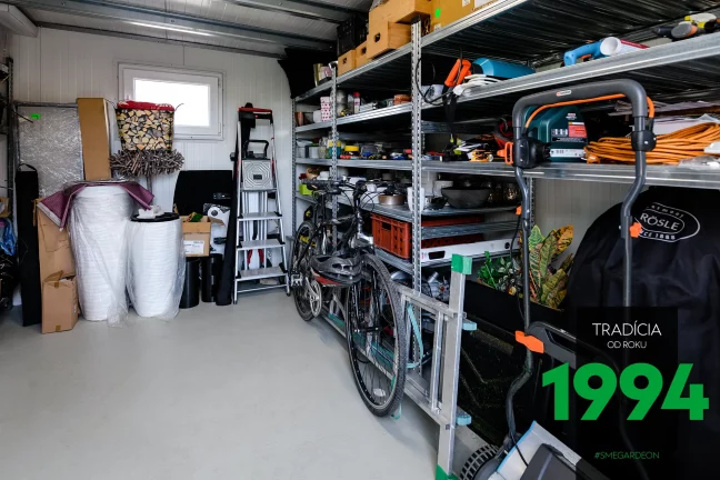 Vnútro záhradného domčeka