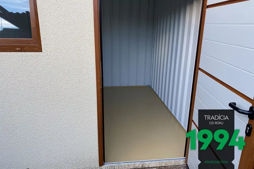 Otvorené dvere na záhradnom domčeku. pohľadom na podlahu vo vnútri