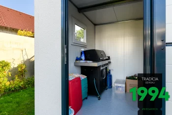 Gril vo vnútri záhradného domčeka