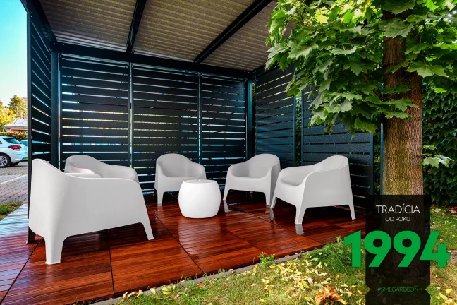 Biele stoličky pod pergolou