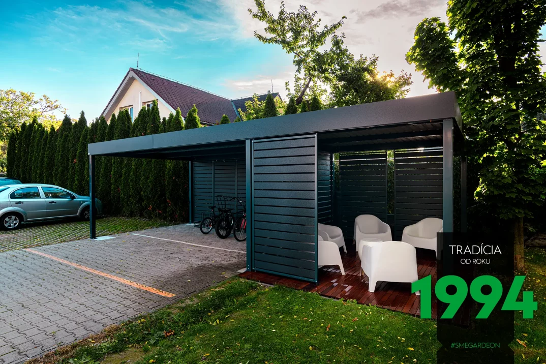 Pergola s bicyklami a stoličkami