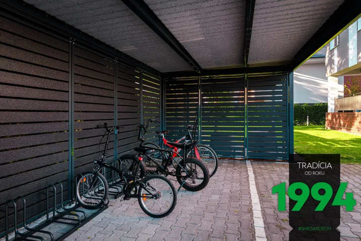 Odložené bicykle pod pergolou