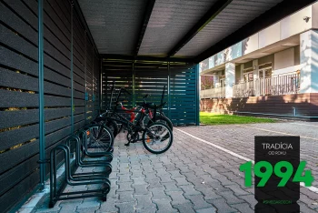 Bicykle pod pergolou v antracitovej farbe