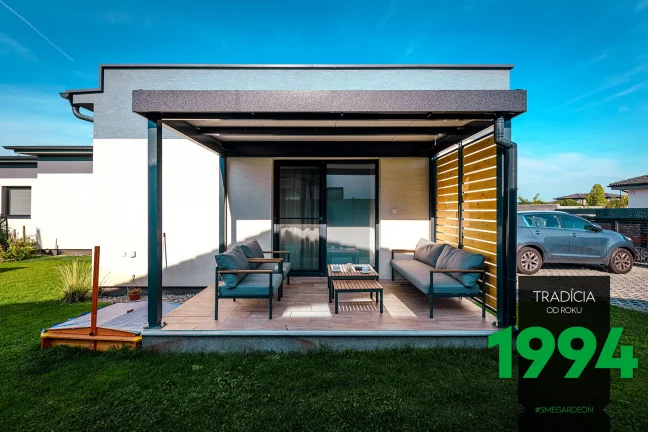 Posedenie pod pergolou s drevenými výplňami