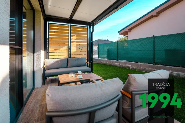 Posedenie pod pergolou s vonkajším gaučom a fotelkami