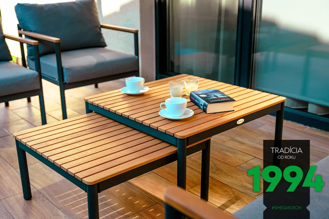 Občerstvenie na stolíku na záhrade