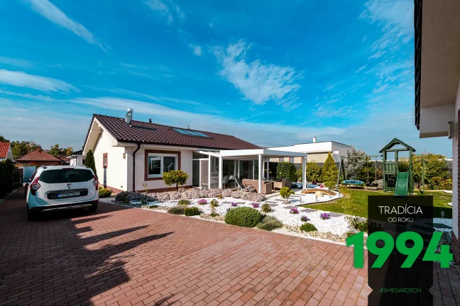 Posedenie pod pergolou uprostred letnej záhrady