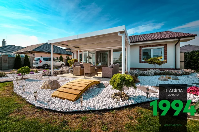 Posedenie pod bielou pergolou