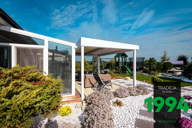 Biela pergola na záhrade