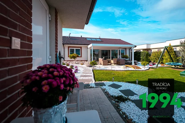 Pohľad na záhradu s pergolou