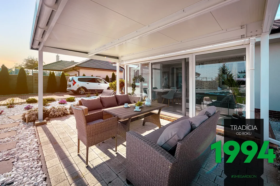 Hnedé posedenie pod bielou pergolou