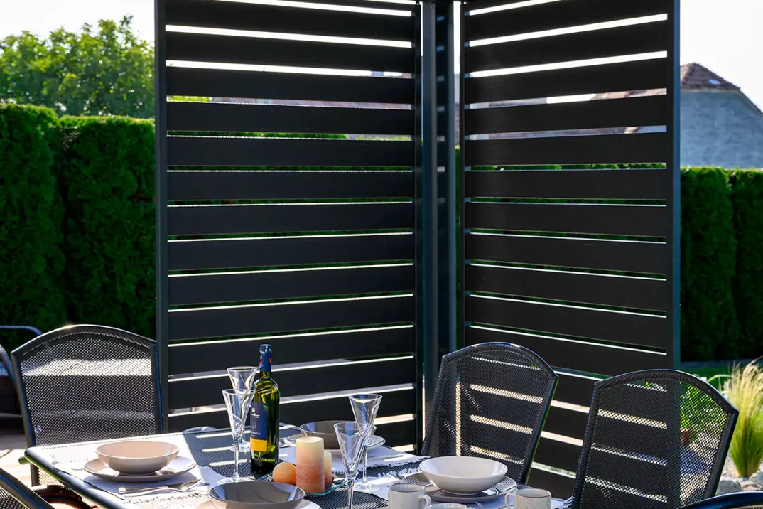 Posedenie pod pergolou