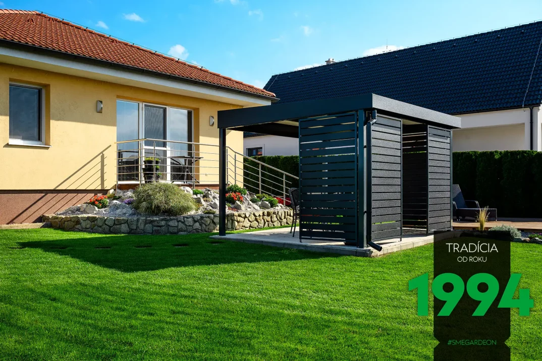 Pergola s kovovými výplňami na záhrade