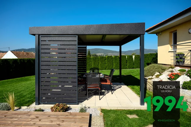 Posedenie pod pergolou na záhrade