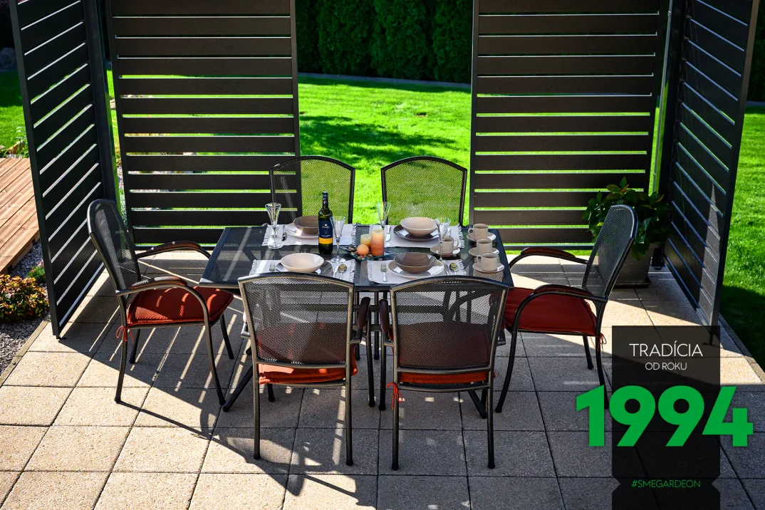 Posedenie a občerstvenie pod pergolou