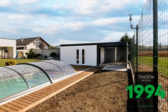Záhradný domček pri zastrešenom bazéne