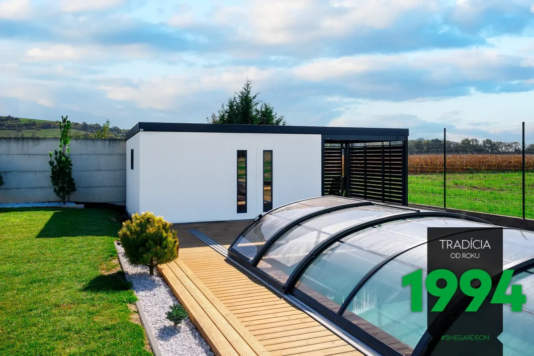 Zastrešený bazén pri záhradnom domčeku