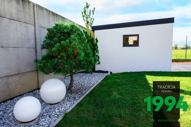 Lampy v tvare gulí pri stromčeku a záhradnom domčeku