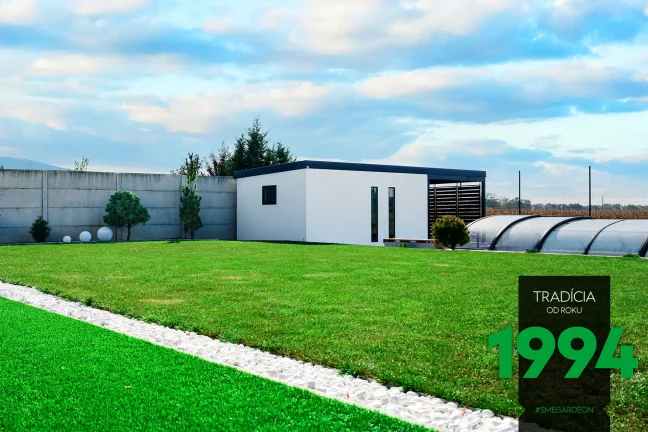 Záhradný domček s prístreškom a prekrytým bazénom.