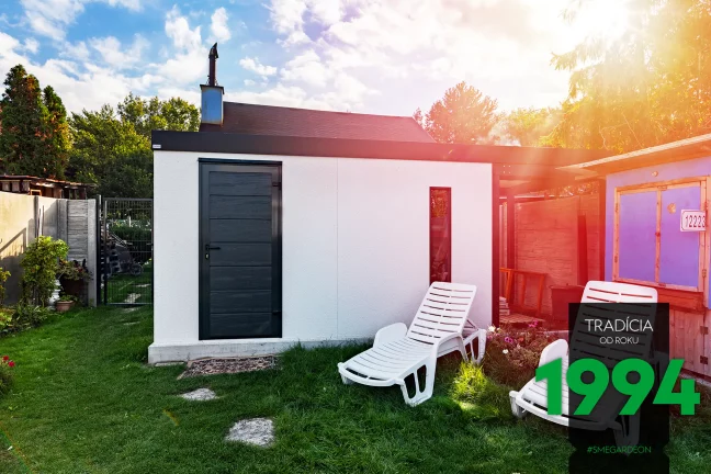 Záhradný domček s prístreškom na záhrade