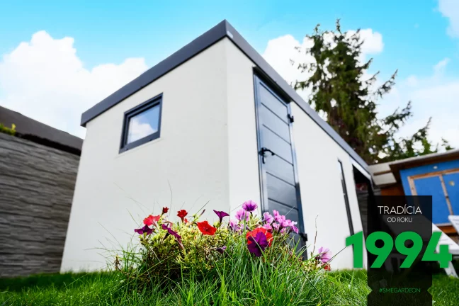 Kvety pred záhradným domčekom