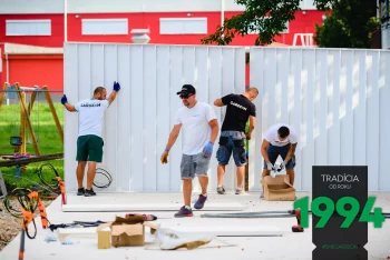 Montážnici montujú panely