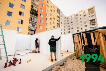 Montáž panelov radovej garáže