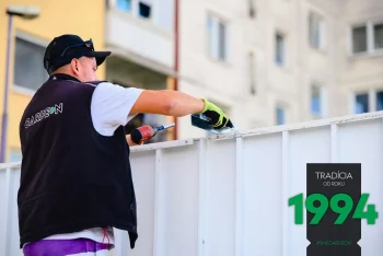 Montážnik montuje garáž