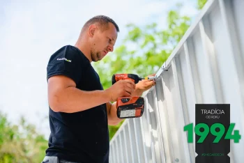 Montážnik vŕta na vrchole panelu