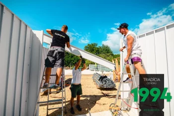 Montážnici na rebríkoch montujú strešné panely