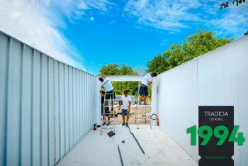 Montážnici montujú strešné panely