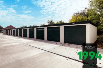 Radové garáže v bielej omietke