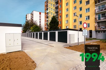 Radové garáže pred panelákom