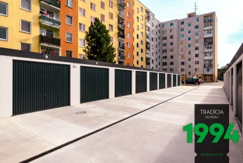 Radové garáže pred panelákom