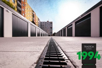 Radové garáže oproti sebe na sídlisku